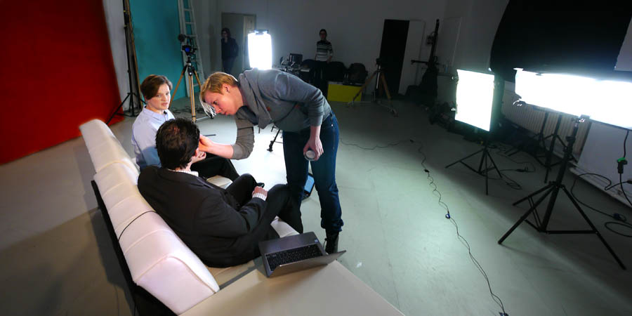 Letzte Vorbereitungen vor den Aufnahmen eines Interviews in einem Berliner Studio Trust_Art_Filmproduktion_Studio_2